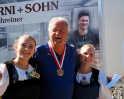 hans rudolf schwarz schaechli platzger mit der bronzemedaille und flankiert von den scharmanten ehrendamen