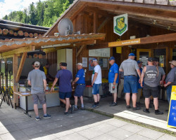 anstehen fuer die kochkuenste des fc rueschegg