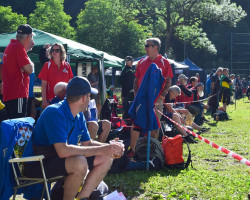 dicht gedraengte  zuschauerraenge auf dem wettkampfplatz