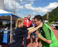 festsieger stephan ruchti erhaelt seine goldmedaille