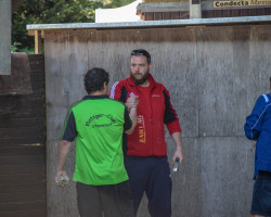 stephan ruchti hat sein werk beendet und nimmt die gratulationen von stego morgenegg entgegen
