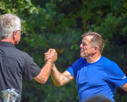 thomas lutstorf gratuliert bruno kuepfer als vertreter des sektionssiegers pc hornbach wasen