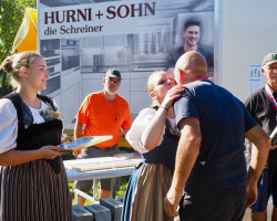 franz christen pc boll heimelig nimmt die gratulationen zur bronzemedaille entgegen